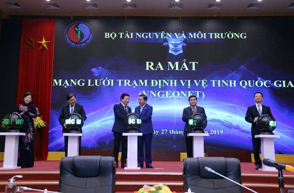 Phó Thủ tướng Chính phủ Trịnh Đình Dũng cùng các đại biểu dự Hội nghị tổng kết công tác 2019 và triển khai nhiệm vụ năm 2020 của Bộ TN&MT nhấn nút ra mắt mạng lưới trạm định vị vệ tinh quốc gia