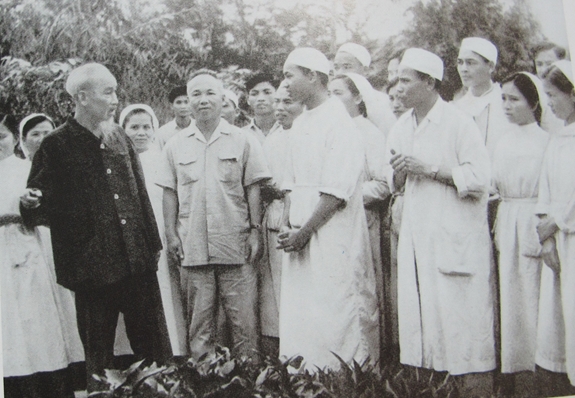 Bác Hồ thăm Bệnh xá Vân Đình, Hà Tây (tháng 4-1963). Người căn dặn: “Lương y như từ mẫu”. (Ảnh tư liệu)