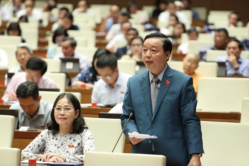 Bộ trưởng Bộ TN&MT Trần Hồng Hà phát biểu tại nghị trường sáng 15/6.