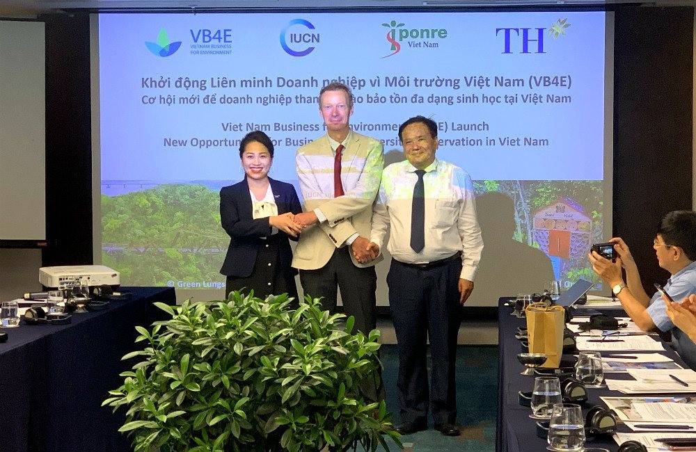 Ông Nguyễn Thế Chinh, Viện trưởng Viện Chiến lược, Chính sách tài nguyên môi trường (phải) và ông Jake Brunner, Trưởng đại diện IUCN tại Việt Nam (giữa) cùng bà Hoàng Thanh Thủy, đại diện Tập đoàn TH (trái) chính thức khởi động VB4
