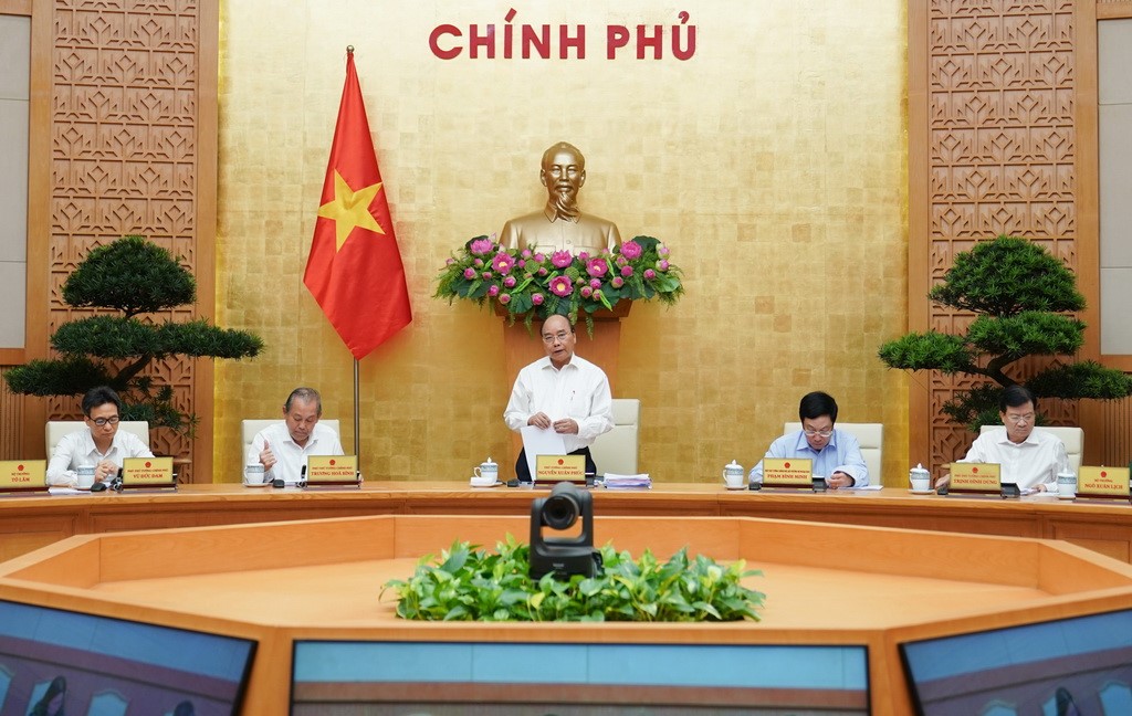 Thủ tướng Nguyễn Xuân Phúc đề nghị các bộ, ngành chủ động hơn trong công tác xây dựng pháp luật, tránh tình trạng “bắt nước chờ gạo”. Ảnh: VGP/Quang Hiếu