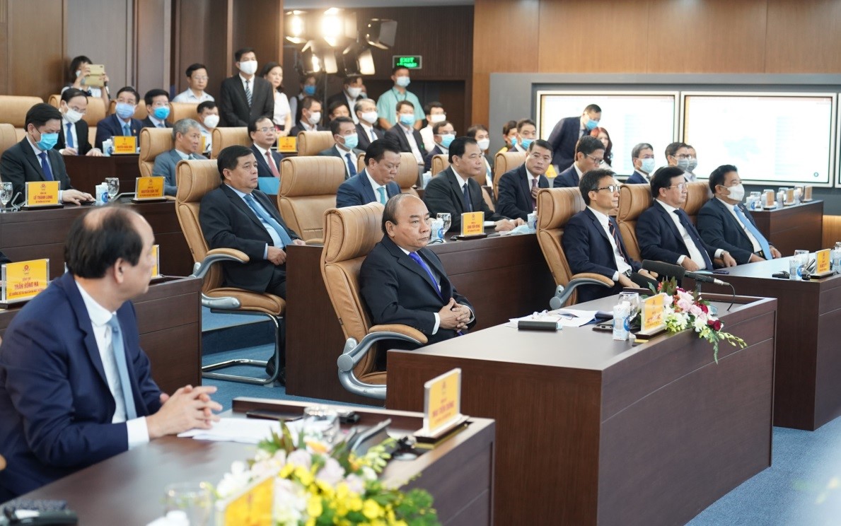 Thủ tướng Nguyễn Xuân Phúc cùng các đại biểu tham dự lễ khai trương. - Ảnh: VGP/Quang Hiếu