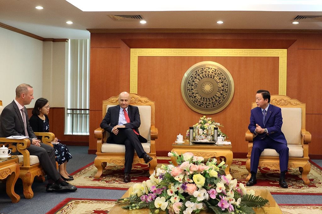 Bộ trưởng Trần Hồng Hà làm việc với ông Antonio Alessandro, Đại sứ CH Italia và ông Gareth Ward, Đại sứ Vương quốc Anh tại Hà Nội