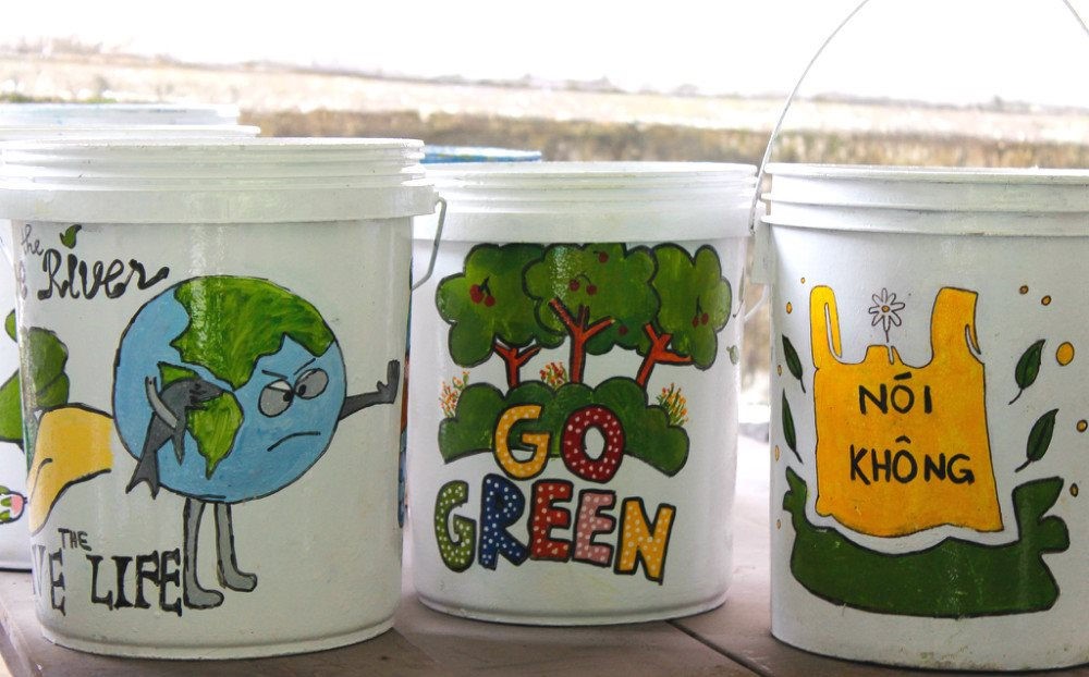 Những thùng sơn cũ được tô điểm bằng các hình ảnh tuyên truyền bảo vệ môi trường, kêu gọi giảm tiêu dùng nhựa dùng 1 lần