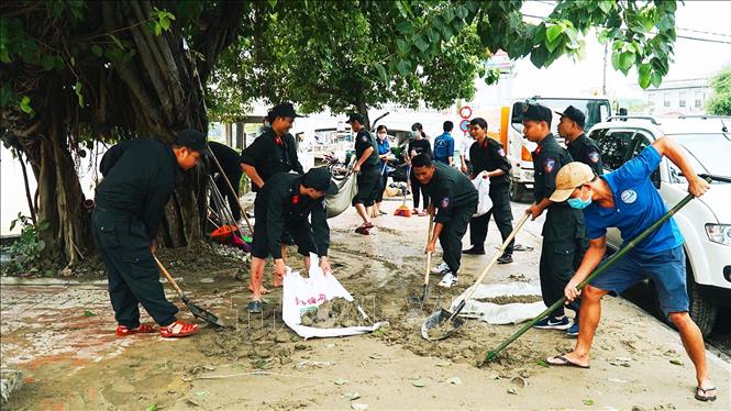 Ban Thường vụ Tỉnh Đoàn Thừa Thiên - Huế đã huy động lực lượng đoàn viên thanh niên trên địa bàn tỉnh ra quân tập trung hỗ trợ người dân khắc phục hậu quả sau lũ lụt. Ảnh: TTXVN