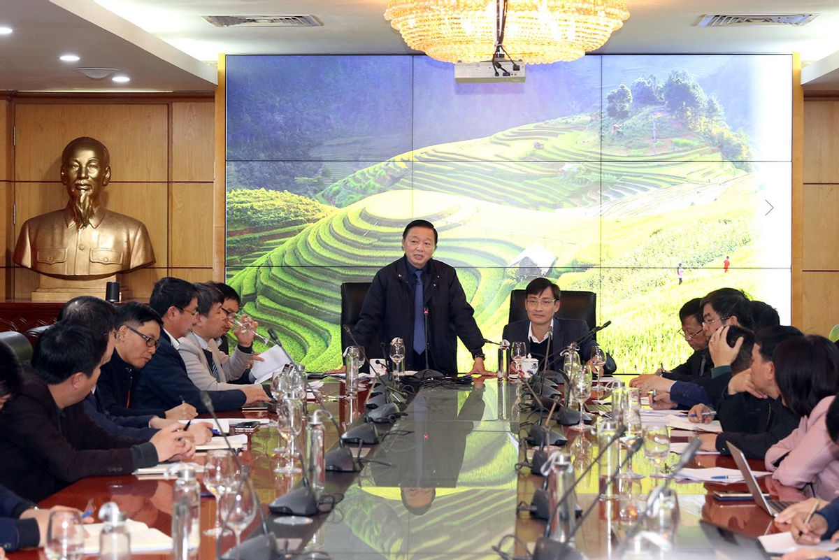 Bộ trưởng Bộ TN&MT Trần Hồng Hà và Thứ trưởng Trần Quý Kiên chủ trì cuộc họp với Tổng cục Địa chất và Khoáng sản Việt Nam