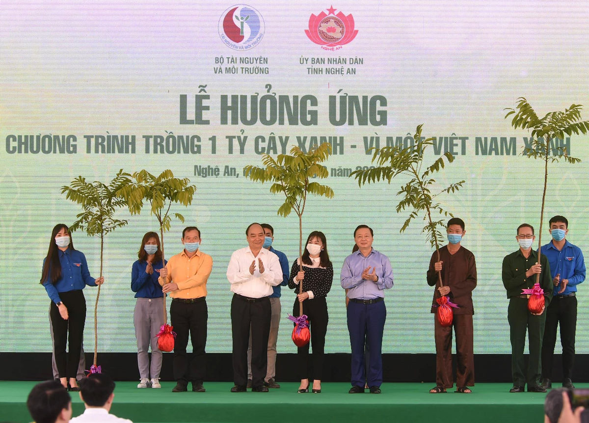 Thủ tướng Nguyễn Xuân Phúc và Bộ trưởng Bộ TN&MT Trần Hồng Hà tặng cây xanh cho người dân huyện Đô Lương. Ảnh: chinhphu.vn