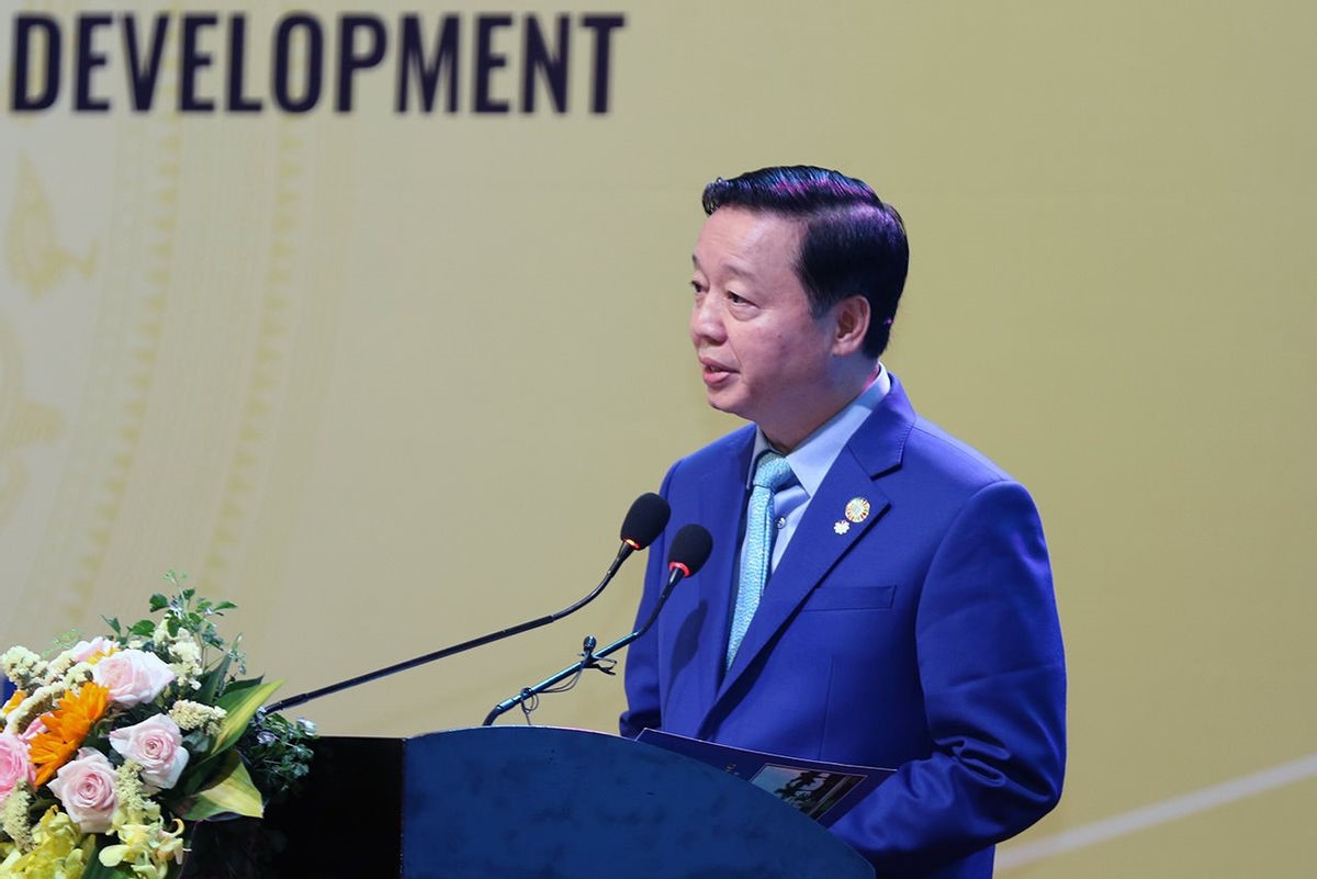 Bộ trưởng Bộ Tài nguyên và Môi trường Trần Hồng Hà trình bày báo cáo tổng hợp về phát triển bền vững ĐBSCL thích ứng với BĐKH sáng 13/3 tại Cần Thơ. Ảnh: Khương Trung