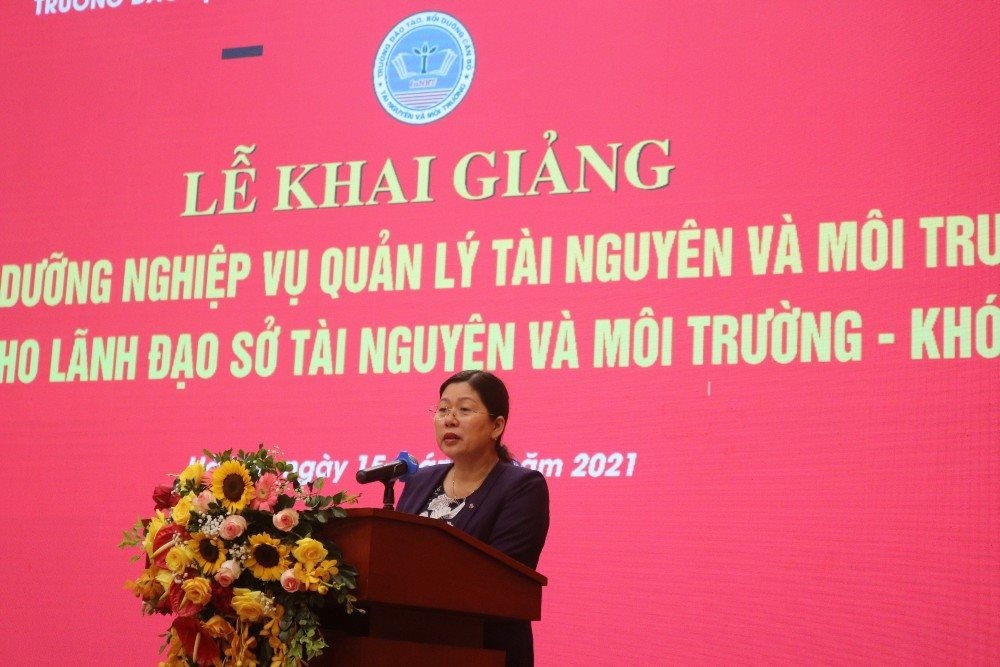 Thứ trưởng Bộ TN&MT Nguyễn Thị Phương Hoa phát biểu tại lễ khai giảng