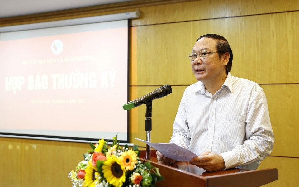 Thứ trưởng Bộ TN&MT Lê Công Thành phát biểu khai mạc buổi Họp báo thường kỳ