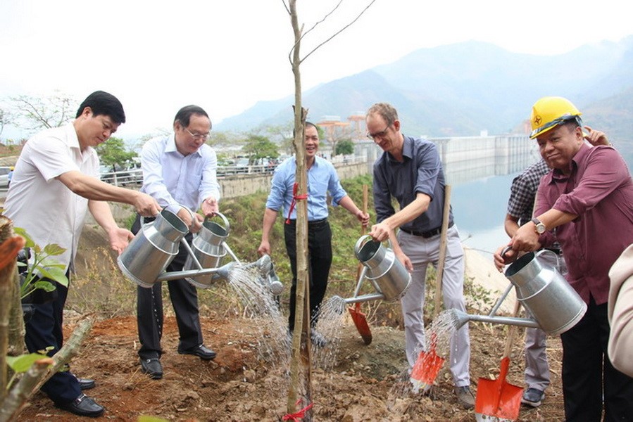 Thứ trưởng Lê Công Thành cùng các đại biểu tham dự trồng cây tại Nhà máy Thủy điện Sơn La