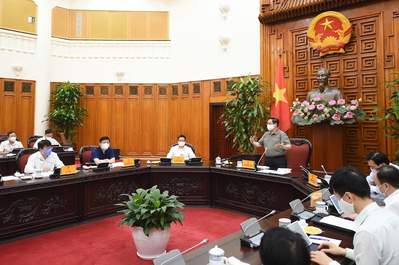 Thủ tướng Chính phủ Phạm Minh Chính chủ trì cuộc họp khẩn về phòng chống Covid-19, ngày 2-5 (Ảnh: VGP)