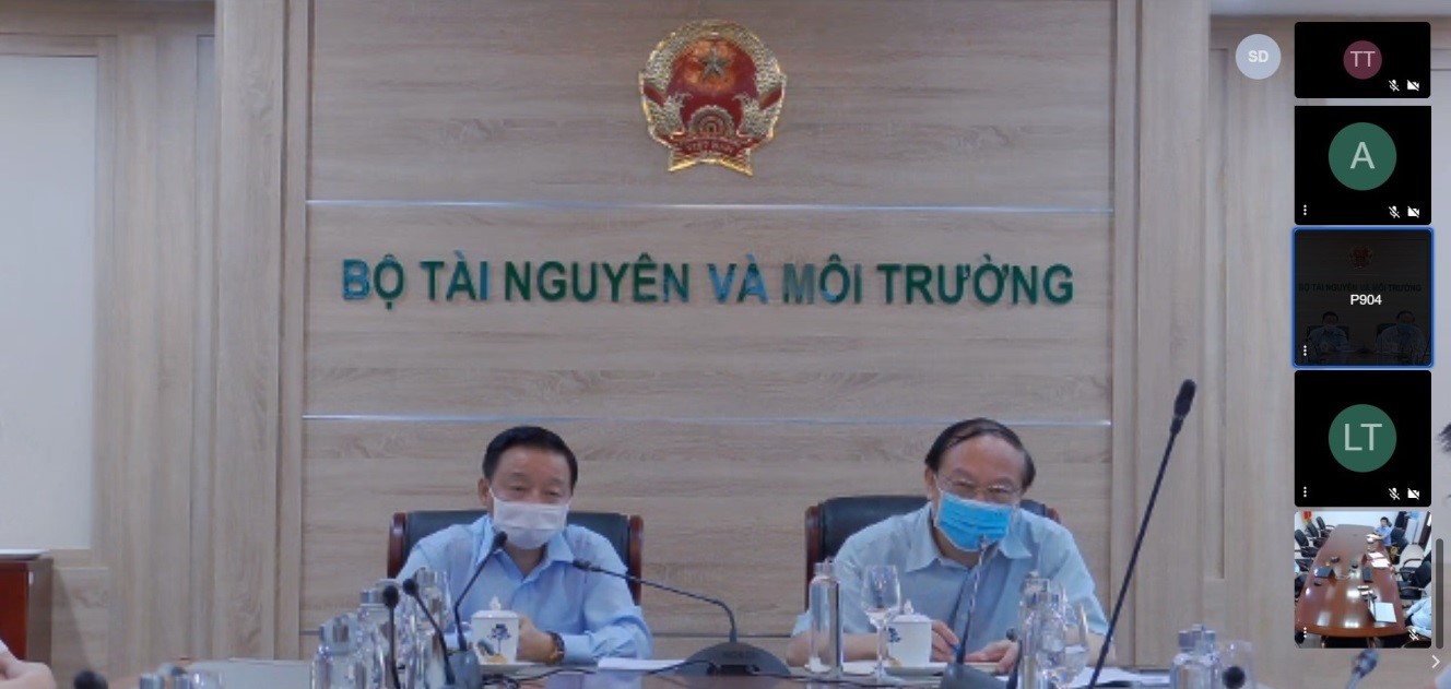 Bộ trưởng Bộ TN&MT Trần Hồng Hà và Thứ trưởng Lê Công Thành chủ trì cuộc họp
