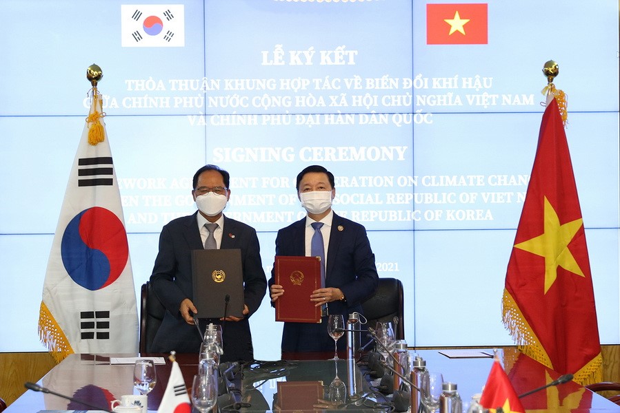 Thay mặt Chính phủ Việt Nam và Chính phủ Hàn Quốc, Bộ trưởng Bộ Tài nguyên và Môi trường Trần Hồng Hà và Đại sứ đặc mệnh toàn quyền Hàn Quốc tại Việt Nam Park Noh-wan đã ký kết Thỏa thuận khung hợp tác về biến đổi khí hậu giữa Chính phủ Việt Nam với Chính