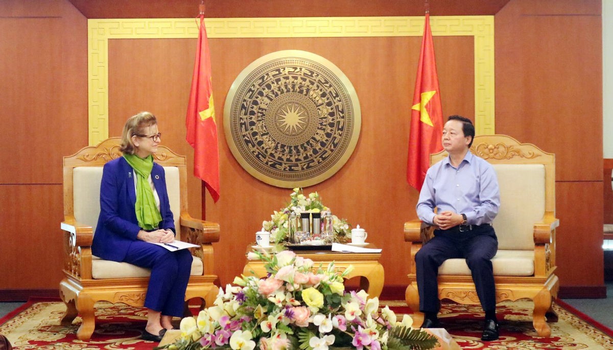 Bộ trưởng Bộ TN&MT Trần Hồng Hà và bà Caitlin Wiesen, Trưởng đại diện thường trú Chương trình Phát triển của Liên Hợp Quốc (UNDP) tại Việt Nam.