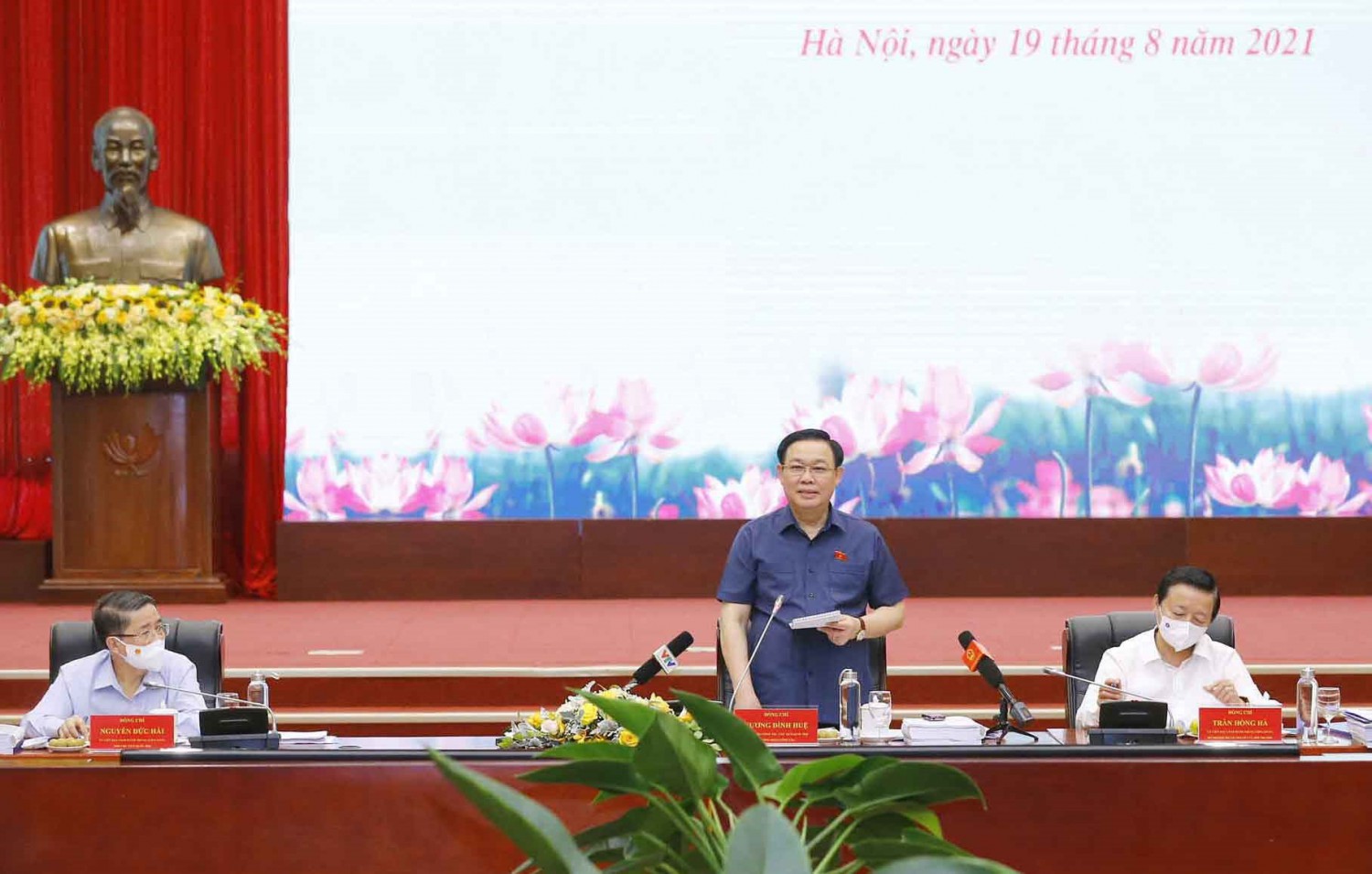 Chủ tịch Quốc hội Vương Đình Huệ phát biểu chỉ đạo tại buổi làm việc (Ảnh: Doãn Tấn/TTXVN)