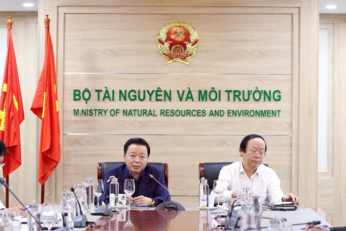 Bộ trưởng Trần Hồng Hà và Thứ trưởng Võ Tuấn Nhân chủ trì cuộc họp