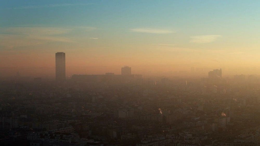 Tháp Montparnasse ở Paris (Pháp) được nhìn từ khinh khí cầu Generali đo chất lượng không khí