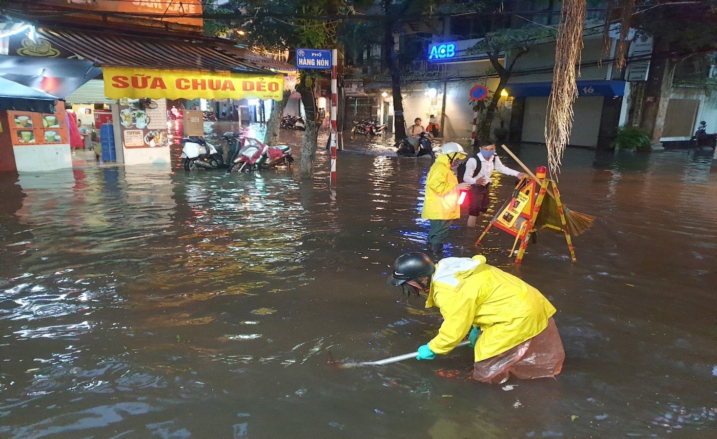 Mưa lớn bất thường từng gây ngập lụt khu phố cổ Hà Nội