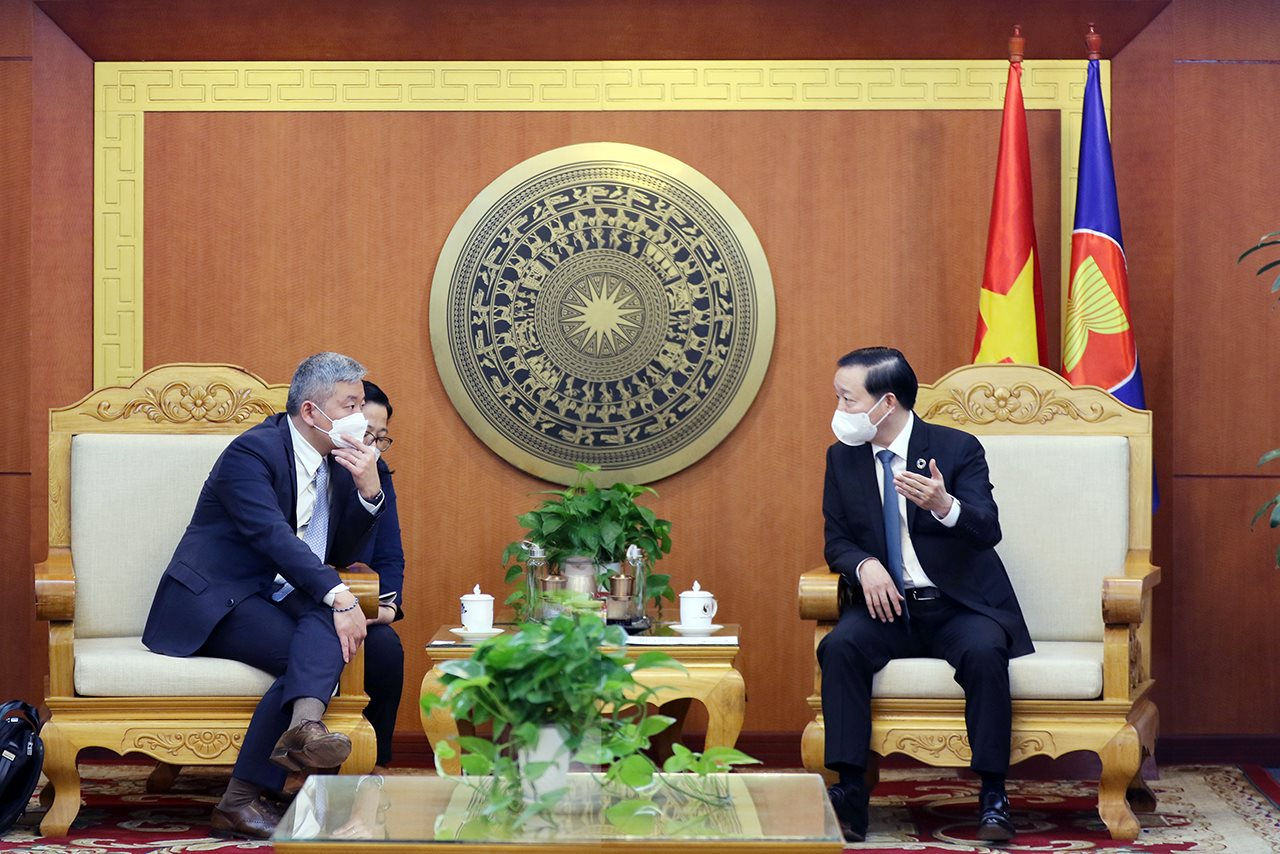 Bộ trưởng Trần Hồng Hà tiếp và làm việc với ông Joo-Ok Lee, Giám đốc khu vực châu Á – Thái Bình Dương, Thành viên Ban điều hành WEF .