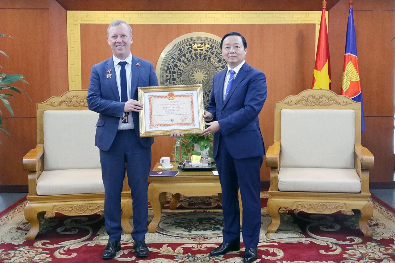 Bộ trưởng Trần Hồng Hà trân trọng trao tặng Đại sứ Vương quốc Anh tại Việt Nam Kỷ niệm chương vì Sự nghiệp Tài nguyên và Môi trường