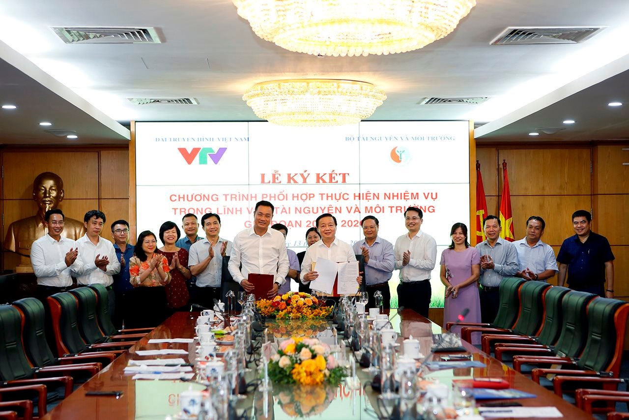 Bộ trưởng Bộ Tài nguyên và Môi trường Trần Hồng Hà và Tổng Giám đốc Đài Truyền hình Việt Nam Ký kết chương trình phối hợp giai đoạn 2022 - 2026.