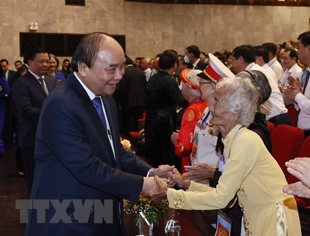 Chủ tịch nước Nguyễn Xuân Phúc và các Mẹ Việt Nam anh hùng tại buổi lễ. (Ảnh: Thống Nhất/TTXVN)