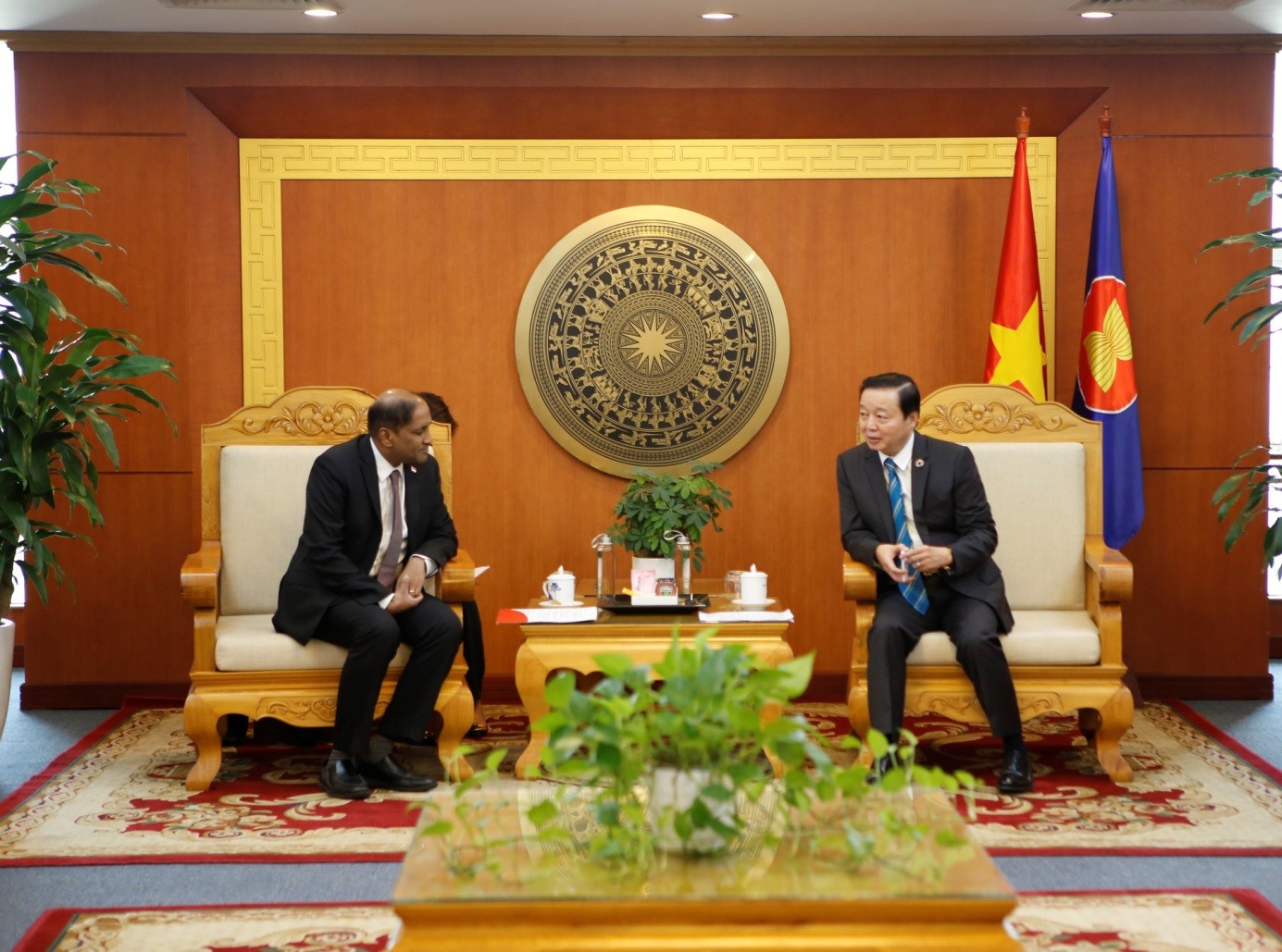 Bộ trưởng Bộ Tài nguyên và Môi trường Trần Hồng Hà tiếp xã giao ngài Jaya Ratman, Đại sứ Singapore tại Việt Nam
