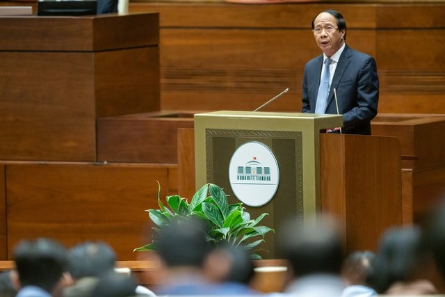Phó Thủ tướng Chính phủ Lê Văn Thành trình bày Tờ trình về dự án Luật Đất đai (sửa đổi) - Ảnh: VGP/HL