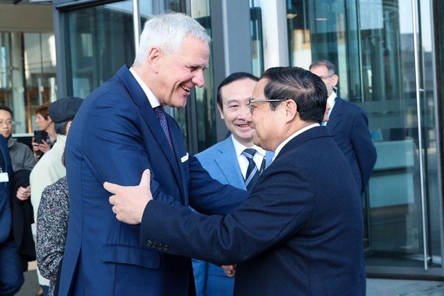 Thủ tướng Phạm Minh Chính và Đoàn đại biểu cấp cao Việt Nam đã tới thăm, làm việc tại Ngân hàng Đầu tư châu Âu (EIB) - Ảnh: VGP/Nhật Bắc