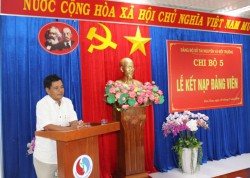Lễ kết nạp đảng viên mới của Chi bộ 5 thuộc Đảng bộ Sở Tài nguyên và Môi trường